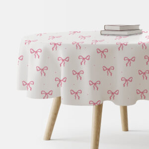 okrągły obrus na stole z drobnymi różowymi kokardkami, aranżacja z książkami