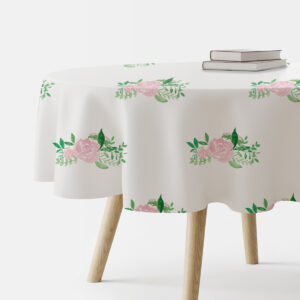 okrągły obrus z różanymi bukiecikami na jasnym tle widok z boku na stolik