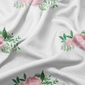 zbliżenie na tkaninę i akwarelowy nadruk róż z zielonymi liśćmi