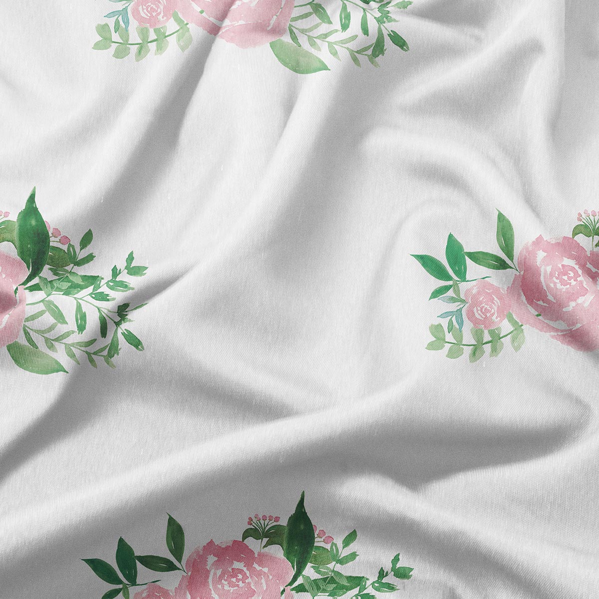 zbliżenie na tkaninę i akwarelowy nadruk róż z zielonymi liśćmi