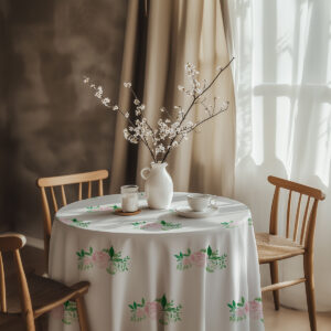 aranżacja stołu z wazonem i filiżanką na obrusie w różane bukieciki