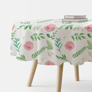 okrągły obrus z motywem akwarelowych róż na białym tle, widok z boku z książkami na stole