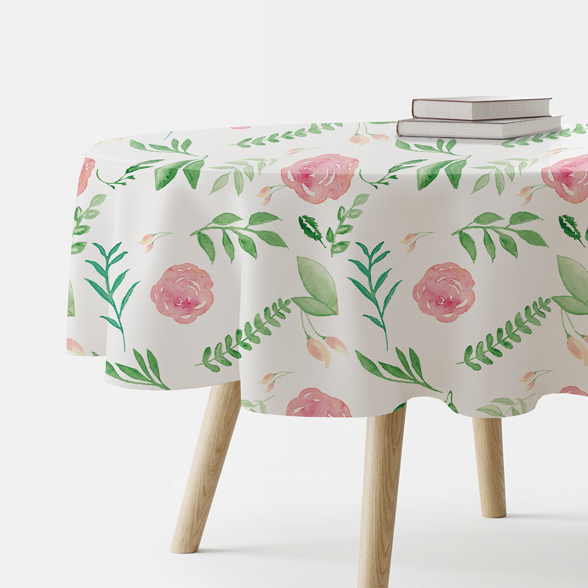 okrągły obrus z motywem akwarelowych róż na białym tle, widok z boku z książkami na stole
