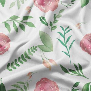 zbliżenie na fakturę tkaniny i detal akwarelowych liści oraz róż