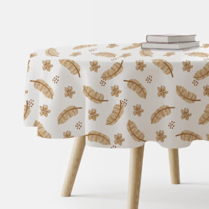 okrągły obrus na stole z motywem beżowych piór i kwiatów
