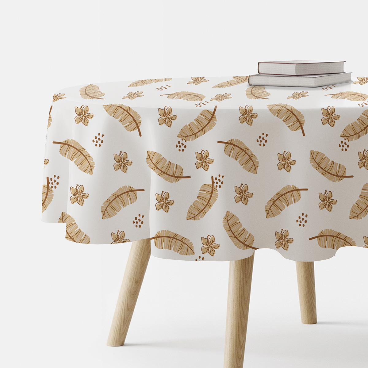 okrągły obrus na stole z motywem beżowych piór i kwiatów