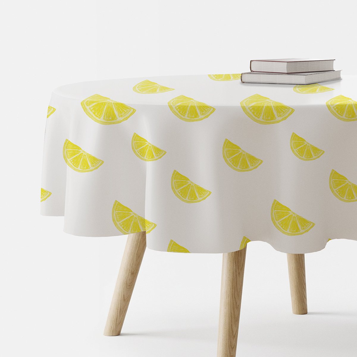 okrągły obrus na stole z wzorem plasterków cytryny