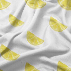 detal tkaniny z żółtymi plasterkami cytryny