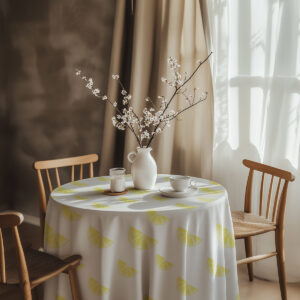 aranżacja stołu z wazonem i obrusem w plasterki cytryny