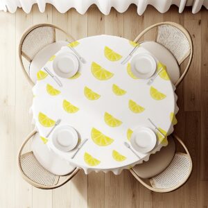 widok z góry na okrągły stół z obrusem w plasterki cytryny i nakryciami