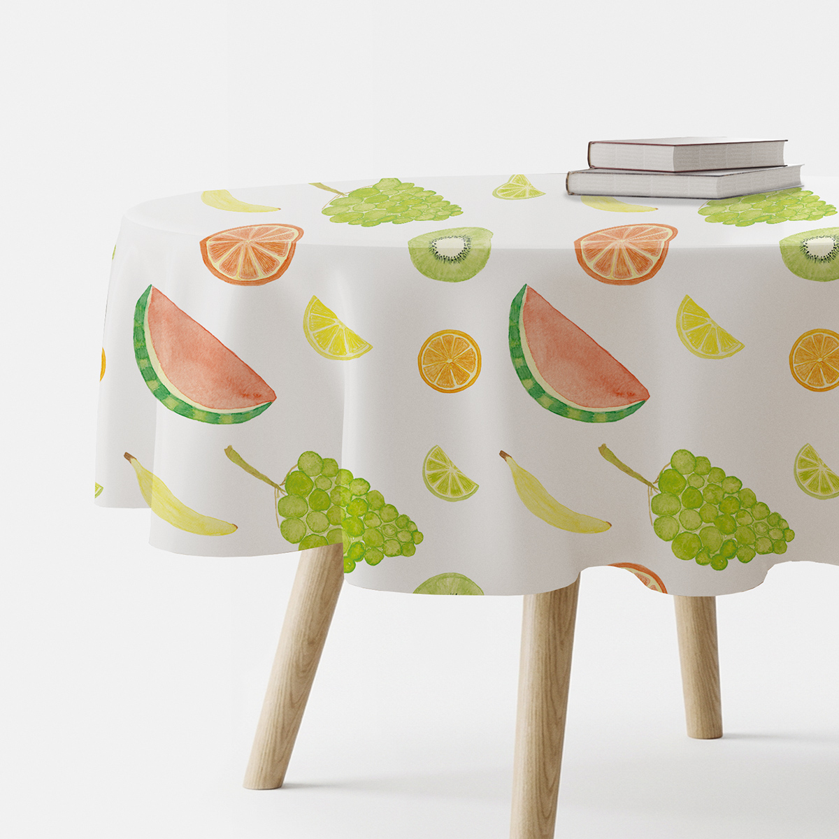okrągły obrus z akwarelowymi owocami na białym tle prezentowany na stoliku