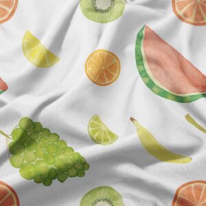 zbliżenie na akwarelowy wzór z arbuzem, winogronami, kiwi i plasterkami cytrusów