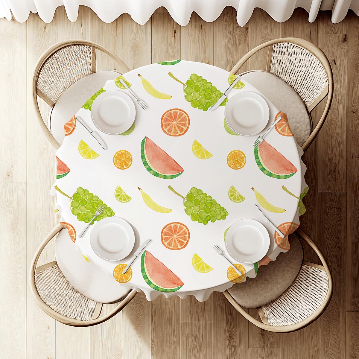 widok z góry na okrągły stół nakryty obrusem z kolorowymi akwarelowymi owocami