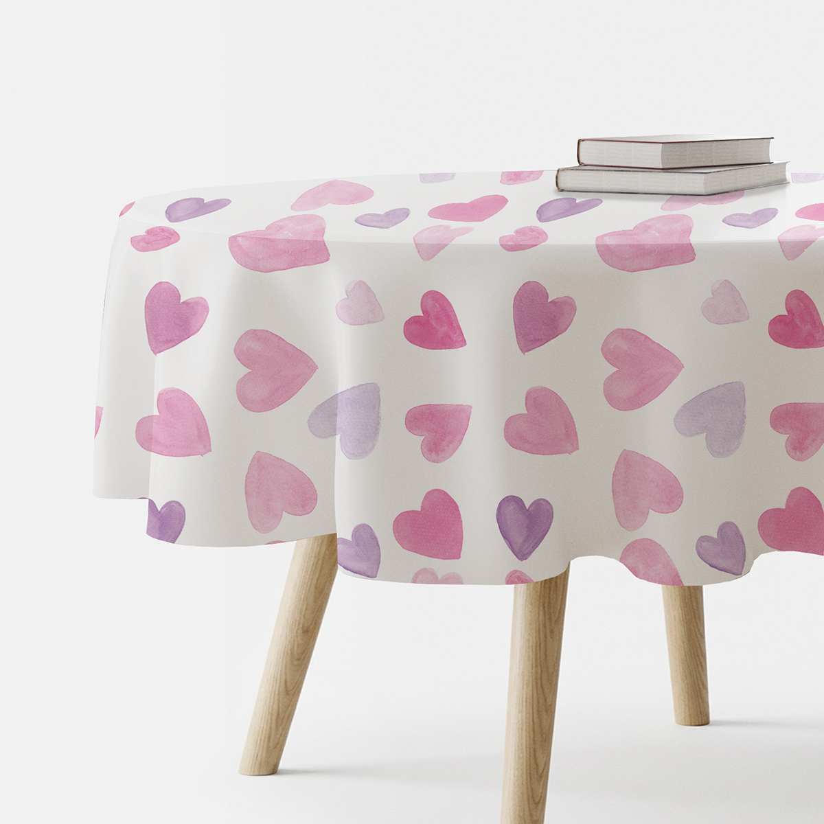 okrągły obrus z akwarelowymi sercami na białym tle, ujęcie produktu na stole