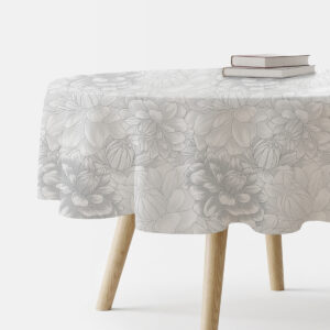 okrągły obrus z delikatnym szarym motywem piwonii ułożony na drewnianym stole