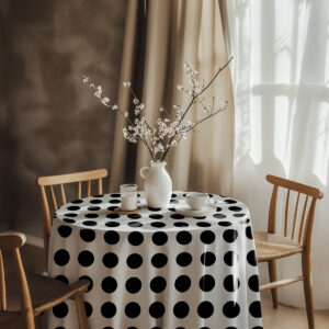Aranżacja stołu z wazonem i zastawą na obrusie z czarnymi groszkami