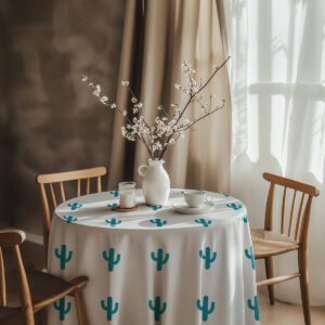 aranżacja stołu z obrusem, wazon z gałązkami i przyborami do kawy