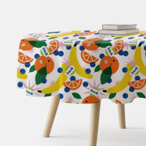 Główne ujęcie obrusu na okrągłym stole z wzorem bananów, pomarańczy i jagód