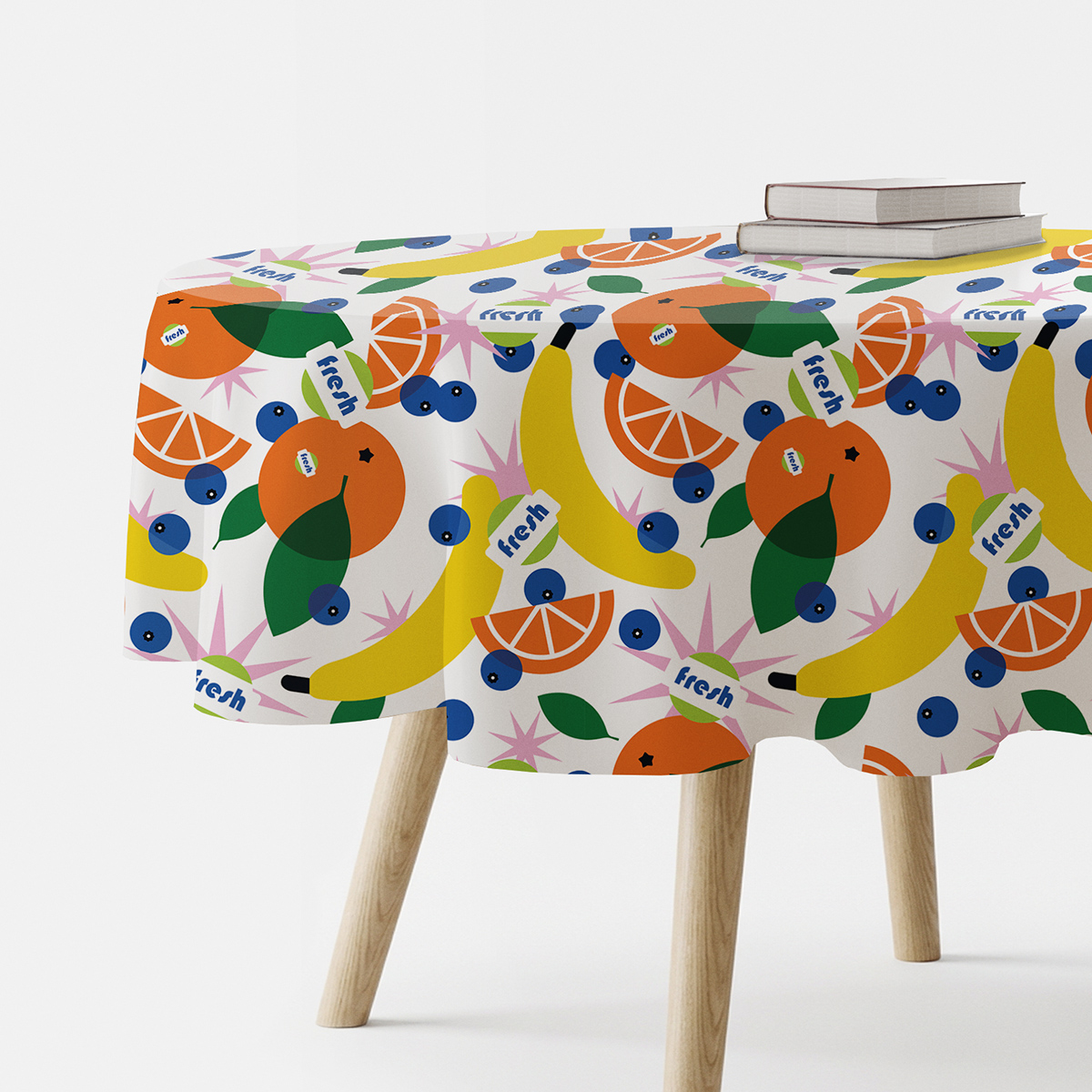 Główne ujęcie obrusu na okrągłym stole z wzorem bananów, pomarańczy i jagód