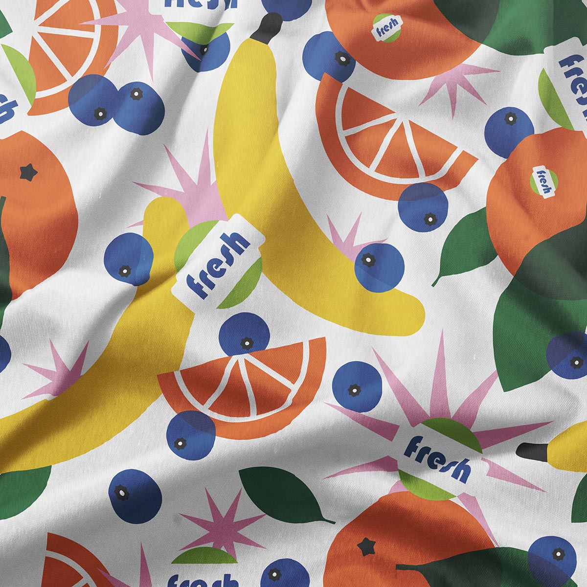 Zbliżenie na tkaninę ukazujące detale kolorowego, graficznego nadruku