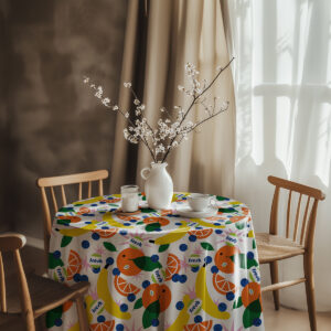 Aranżacja stołu z wazonem i krzesłami, obrus wnoszący świeży akcent do wnętrza