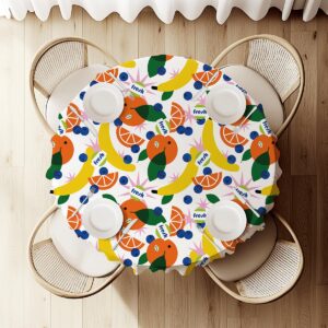 Widok z góry na okrągły obrus prezentujący powtarzalny wzór i ustawienie zastawy