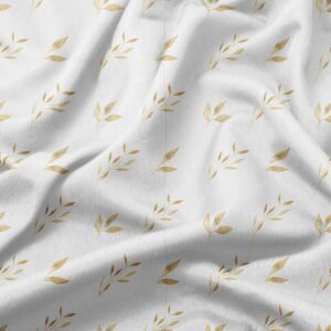 zbliżenie na tkaninę i detale złotych gałązek ukazujące fakturę materiału