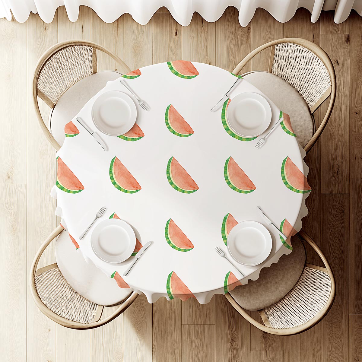 widok z góry na okrągły stół z powtarzającym się wzorem plasterków arbuza