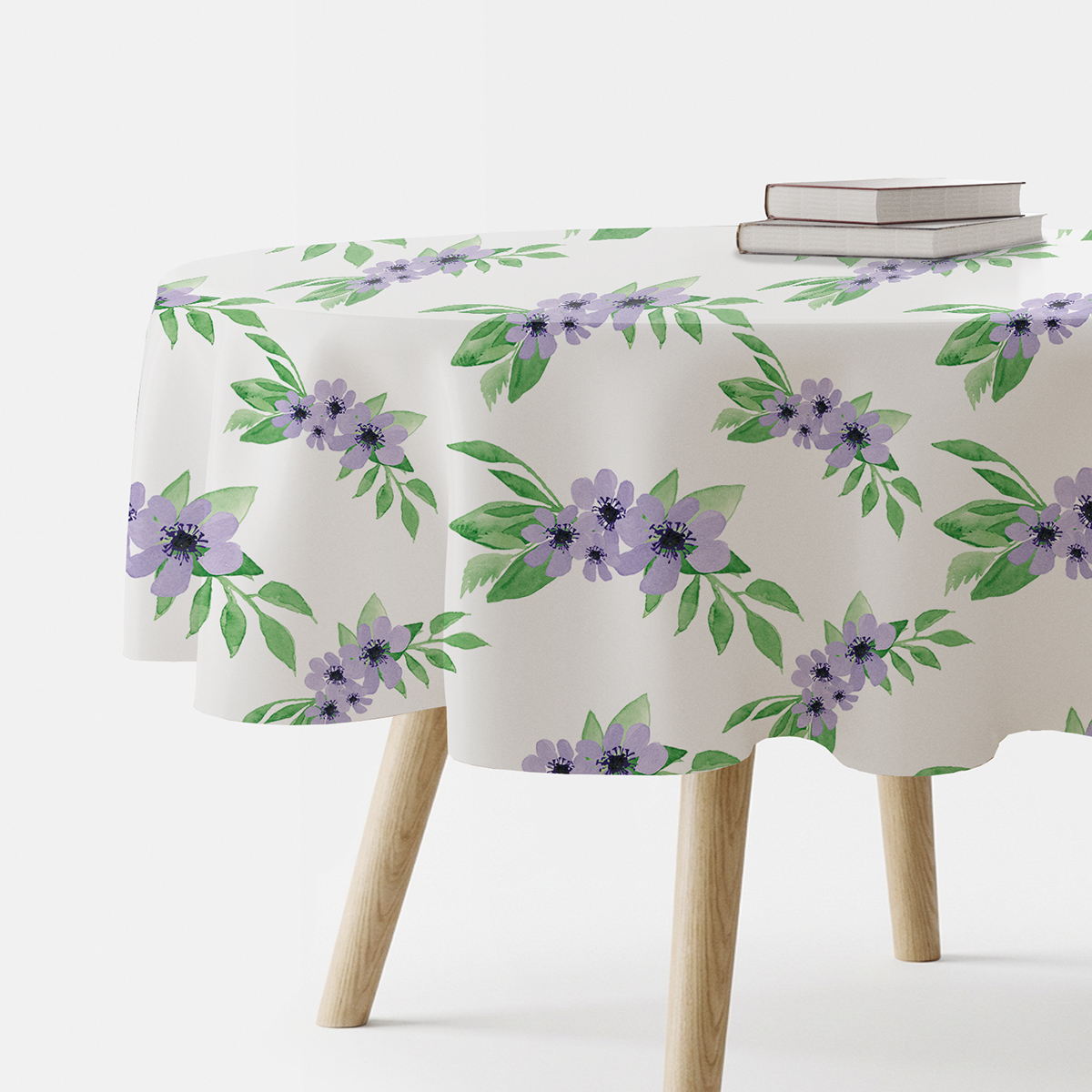 okrągły obrus na stole z akwarelowymi fioletowymi kwiatami i zielonymi liśćmi