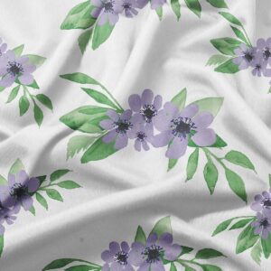 zbliżenie na tkaninę i detal akwarelowych fioletowych kwiatów z teksturą materiału