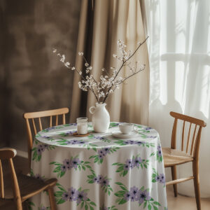 aranżacja stołu z obrusem, wazonem z gałązkami i naczyniami tworząca przytulną atmosferę