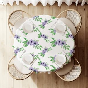 widok z góry na okrągły stół z powtarzającym się motywem fioletowych kwiatów