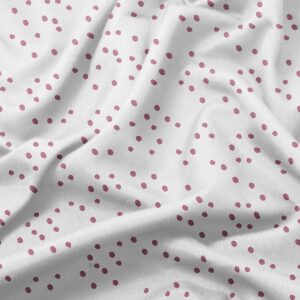 zbliżenie na materiał obrusu pokazujące detal rozproszonych różowych kropek