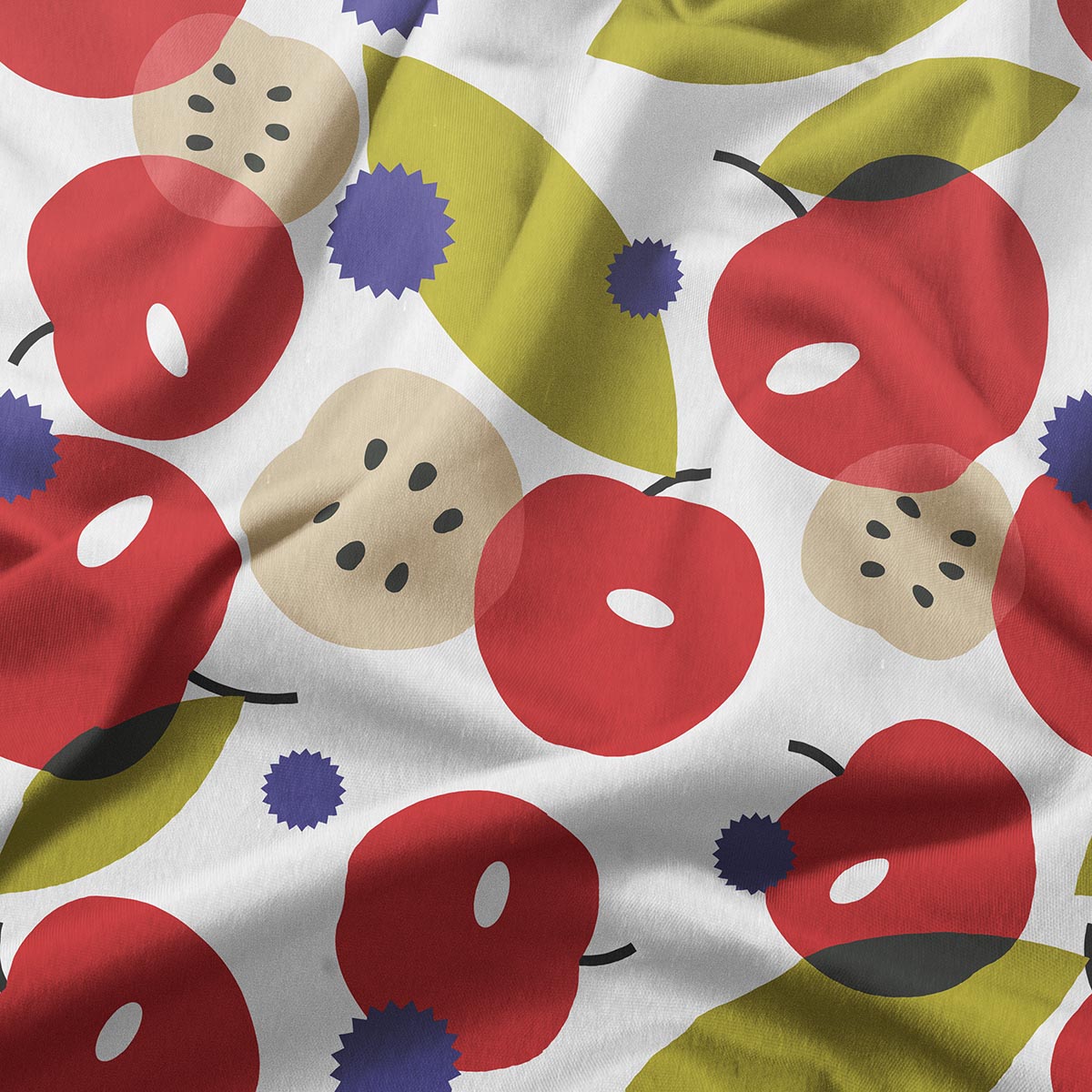 zbliżenie na materiał obrusu pokazujące szczegóły nadruku jabłek i fakturę tkaniny