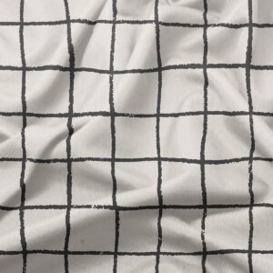 Zbliżenie na fakturę tkaniny i nieregularne pociągnięcia pędzla tworzące kratę