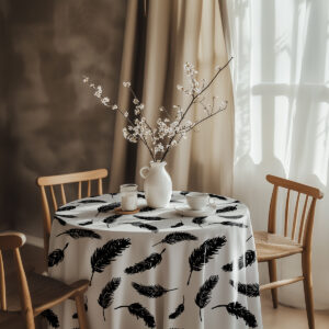 aranżacja stołu z obrusem, wazon z gałązkami i filiżanka, widok z boku