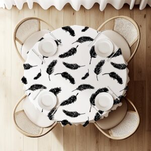 widok z góry na okrągły stół nakryty obrusem z motywem piór