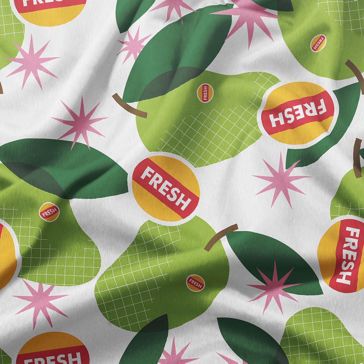 detal tkaniny z zielonymi gruszkami, żółto-czerwonymi etykietami FRESH i różowymi gwiazdkami