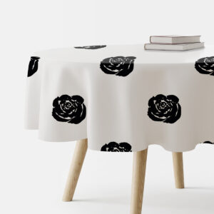 okrągły obrus z czarnymi graficznymi różami na jasnym tle ujęcie produktu na stole z książkami