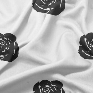 zbliżenie na tkaninę obrusy i graficzny nadruk czarnej róży z widoczną strukturą materiału