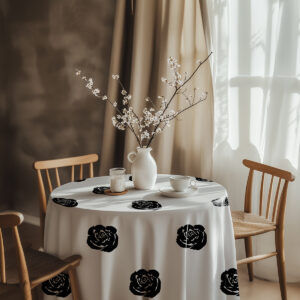 aranżacja stołu z wazonem i obrusą w czarne róże w przytulnym wnętrzu