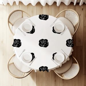 widok z góry na okrągły stół nakryty obrusem z graficznymi różami i zastawą