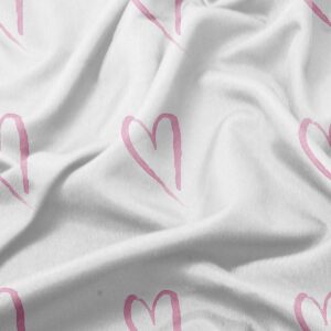 zbliżenie na tkaninę obrusa pokazujące fakturę materiału i malowane różowe serce