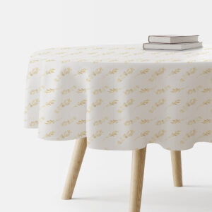 okrągły stół przykryty białym obrusem z drobnym złotym wzorem gałązek