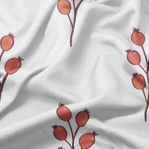 detal tkaniny z nadrukiem owoców dzikiej róży i delikatnymi fałdami materiału
