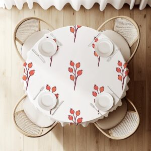 widok z góry na okrągły stół przykryty obrusem z powtarzającym się wzorem