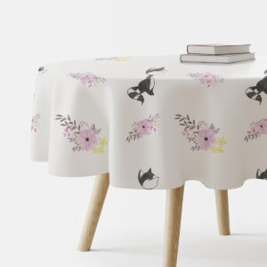 okrągły obrus na stole z motywem czarnych lisów i akwarelowych różowych kwiatów, widok z boku