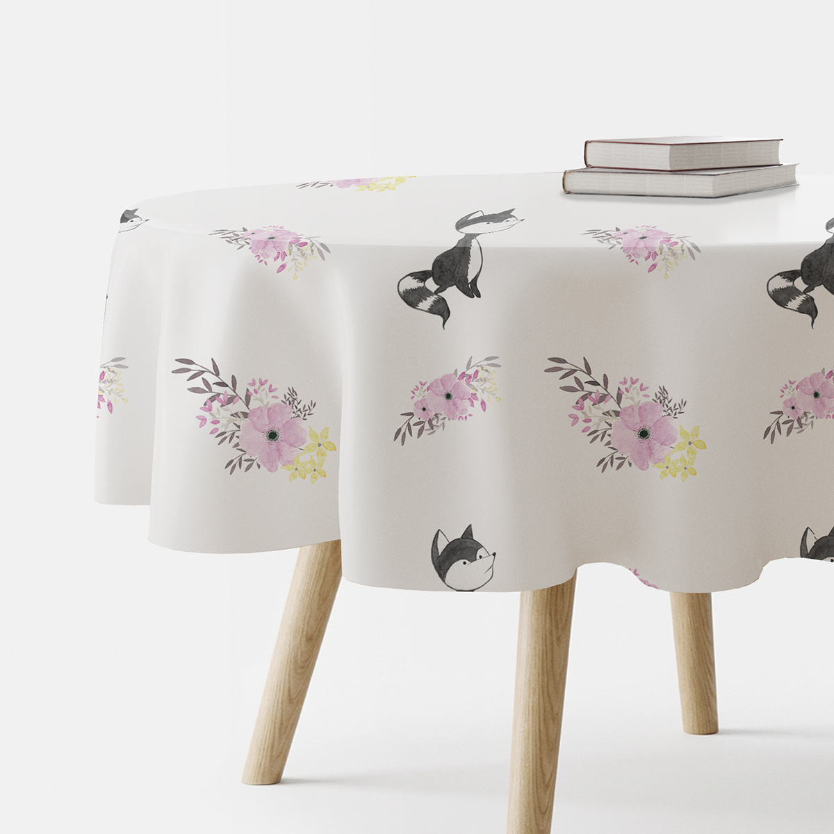 okrągły obrus na stole z motywem czarnych lisów i akwarelowych różowych kwiatów, widok z boku