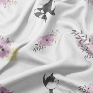 zbliżenie na tkaninę i delikatny nadruk akwarelowych kwiatów z małym liskiem