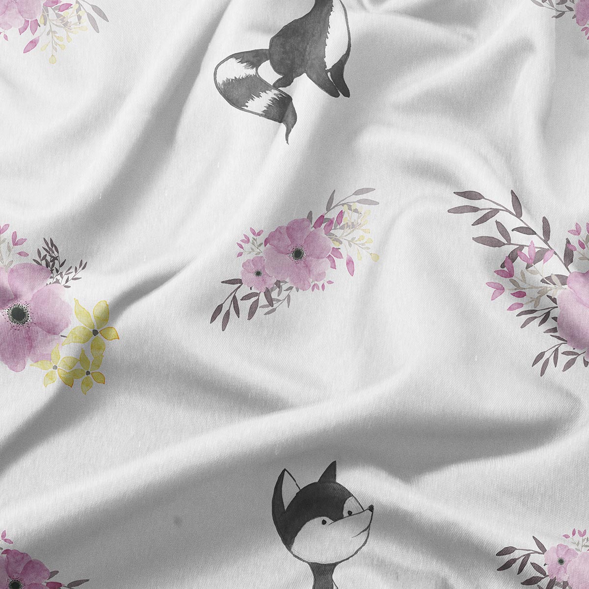 zbliżenie na tkaninę i delikatny nadruk akwarelowych kwiatów z małym liskiem